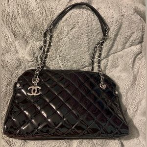Chanel patent leather shoulder bag